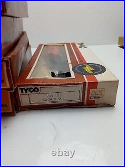 (15) Vintage TYCO HO Scale Locomotive and Train Car Lot of 15 with Boxes USED