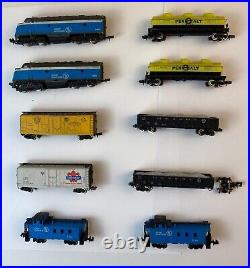 Bachmann N Scale Great Northern 2 Locomotives, 2 Cabooses, 6 cars