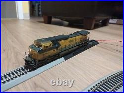 HO Scale Athearn RTR Dash 9-44CW CNW #8717 DCC equipped & Weathered