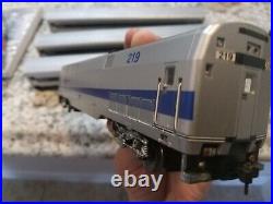 HO Scale Metro North MTA Locomotive+ 3 Train Passenger Cars