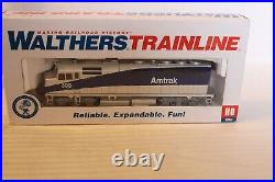 HO Scale Walthers, F40PH Diesel Locomotive, Amtrak Phase V, Silver, #399 BNOS