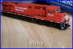 WALTHERS MAINLINE HO Scale ES44AC DCC Ready Canadian Pacific. Slightly Weatherd